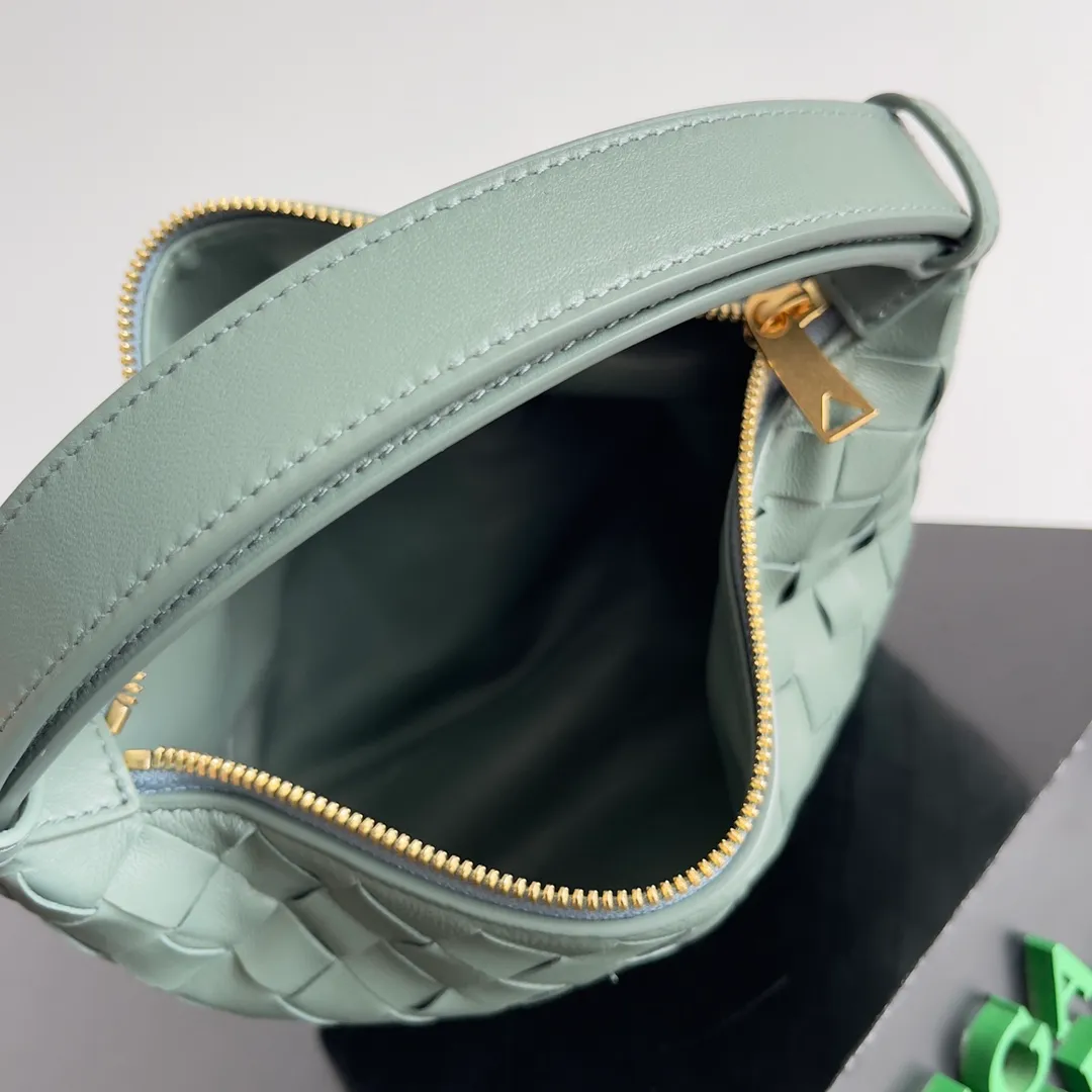Batch 1360 It is predicted that BV Bottega’s lunch bag will be popular again this year. The entire bag is made of top nappa lambskin, which is very soft and lightweight. It also uses the intrecciato weaving process that the two founders spent several months developing from the beginning of the brand. It is completely hand-woven by Italian craftsmen. It perfectly reflects the craftsmanship of Bottega. The entire bag shape is also a very practical and popular lunch box bag type. The slightly curved arc of the bag mouth can also better fit our wrists. Style number: 754443 Size: 22*13*9